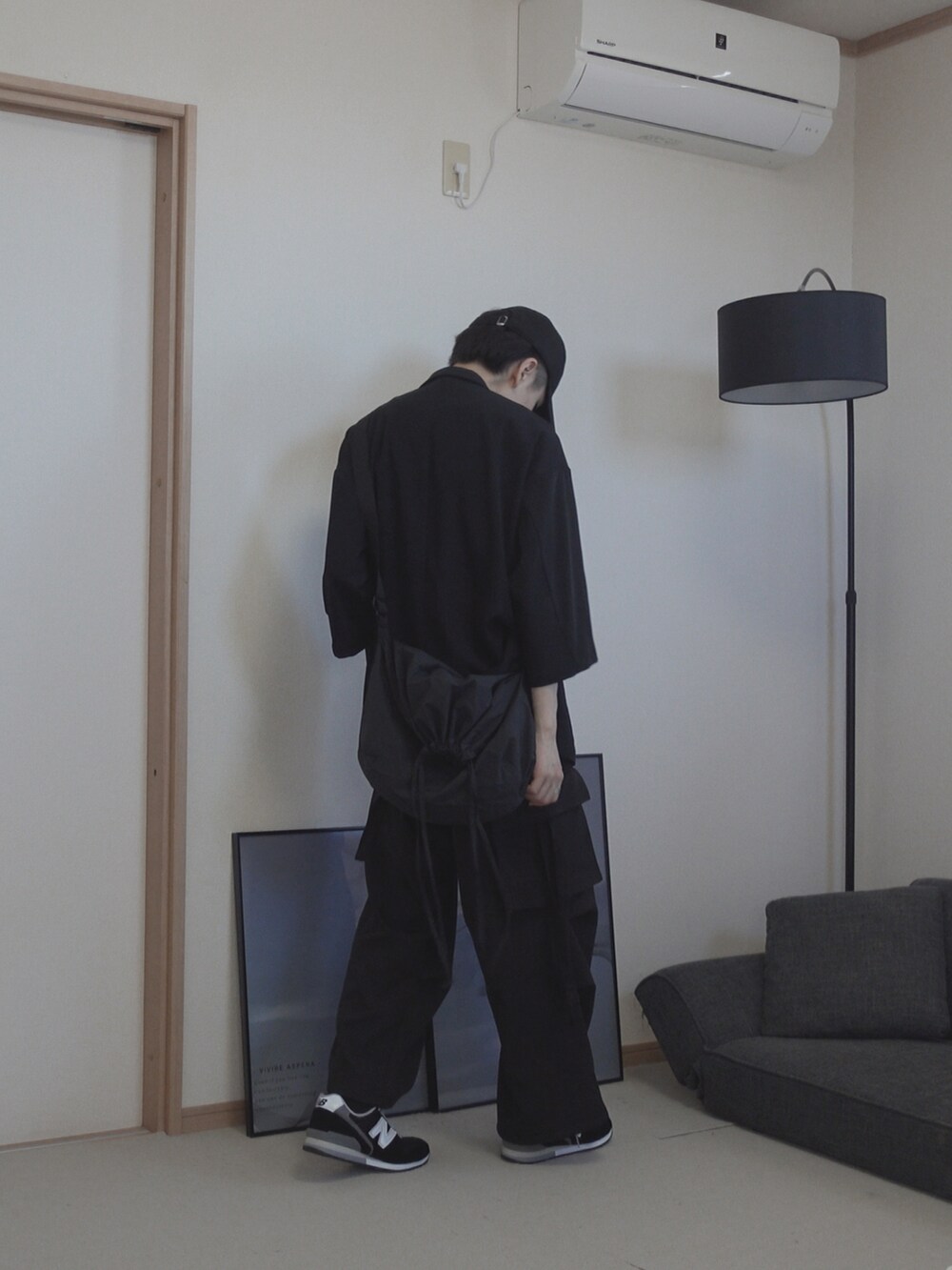 「このスタイルがお気に入り、オトナカジュアル、remer、remerコーデ、ootd、シンプルコーデ、オールブラック、ブラック、ブラックコーデ、カーゴパンツ、ショルダーバッグ、きれいめカジュアル、キレイめ、メンズファッション、セットアップ」｜「remerのloose basic layered tank top / ルーズベーシックレイヤードタンクトップ（タンクトップ、ホワイト系）」を使った、みなりん(Minari)さん（骨格ナチュラル・メンズ・171cm）の夏コーディネートの3枚目の写真