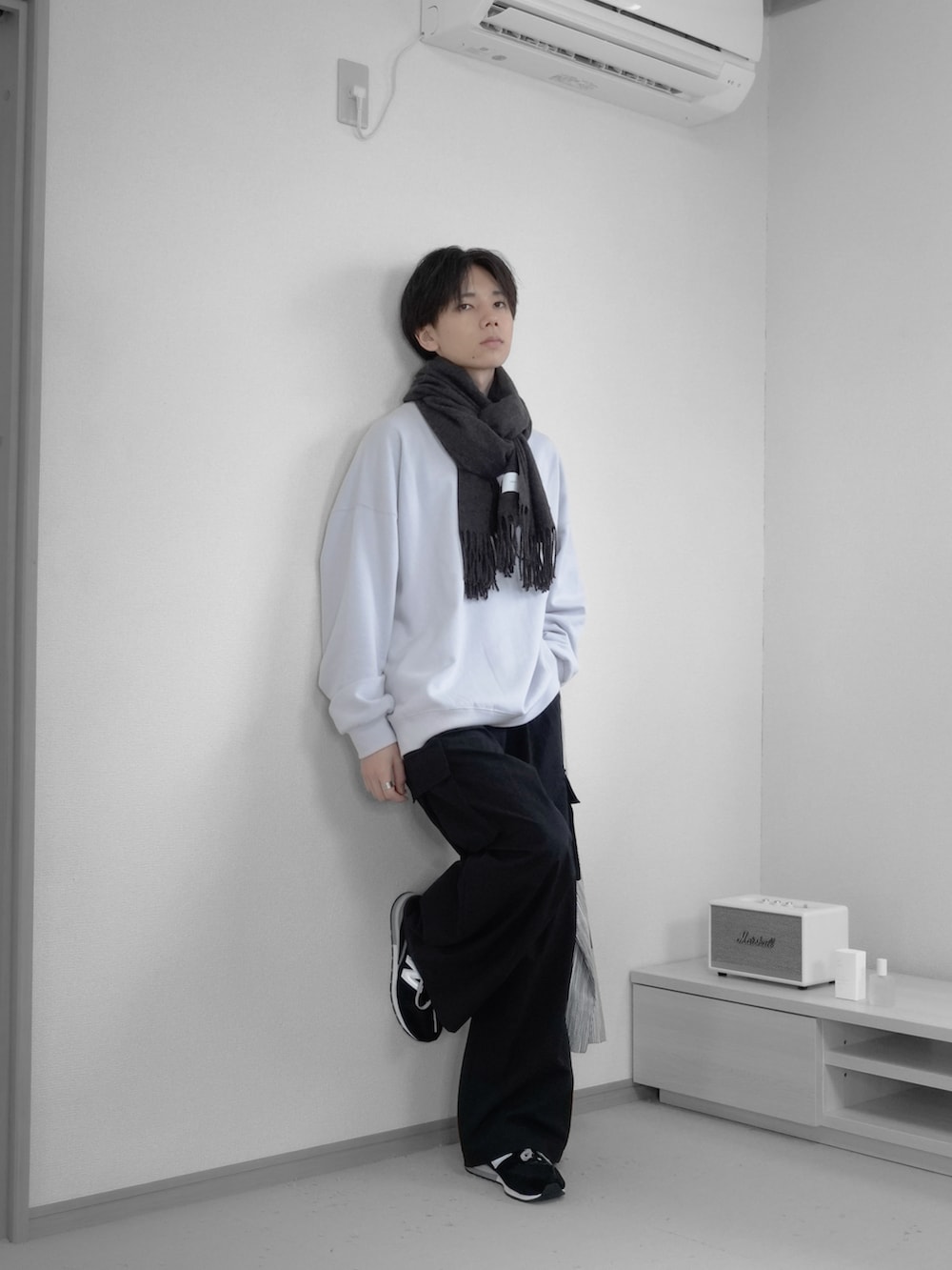 「秋服まるっと大公開、ハロウィン、厚底シューズ、初秋コーデ、シンプルスタイル、カーゴパンツ、スウェット、きれいめカジュアル、シンプルコーデ、トートバッグ、remer、remerコーデ、マフラー、秋服コーデ、秋コーデ」｜「remerのloose heavy cotton over sweat / ルーズヘビーコットンオーバースウェット（スウェット、グレー系）」を使った、みなりん(Minari)さん（骨格ナチュラル・メンズ・171cm）の秋コーディネートの5枚目の写真