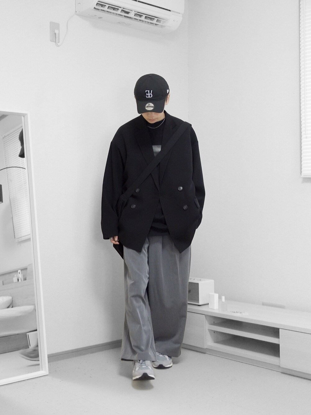 「秋服まるっと大公開、大人コーデ、秋コーデ、ジャケット、モノトーン、厚底シューズ、セットアップ、キャップ、ワイドパンツ、ショルダーバッグ、remer、remerコーデ、お出かけコーデ、ジャケットコーデ、ハロウィン」｜「remerのloose UNKNOWN double over tailored jacket / ルーズアンノウンダブルオーバーテーラードジャケット（テーラードジャケット、ブラック系）」を使った、みなりん(Minari)さん（骨格ナチュラル・メンズ・171cm）の秋コーディネートの2枚目の写真