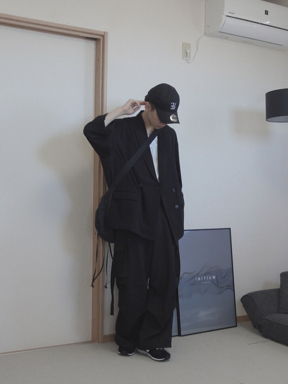 「このスタイルがお気に入り、オトナカジュアル、remer、remerコーデ、ootd、シンプルコーデ、オールブラック、ブラック、ブラックコーデ、カーゴパンツ、ショルダーバッグ、きれいめカジュアル、キレイめ、メンズファッション、セットアップ」｜「remerのloose basic layered tank top / ルーズベーシックレイヤードタンクトップ（タンクトップ、ホワイト系）」を使った、みなりん(Minari)さん（骨格ナチュラル・メンズ・171cm）の夏コーディネートの2枚目の写真