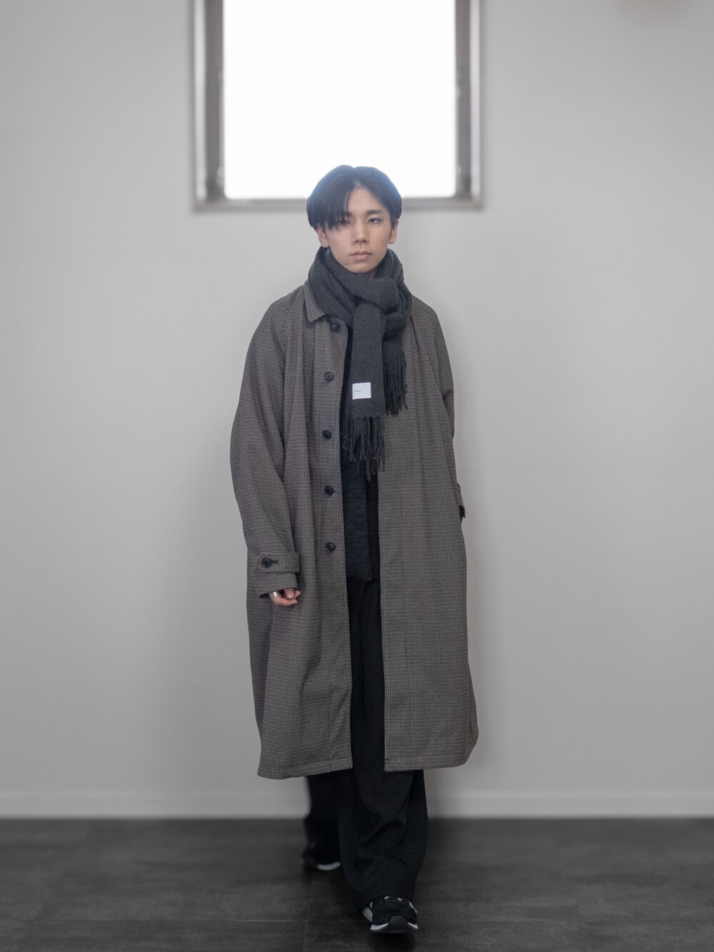 「新星WEARISTAにエントリー、WEARyouthコーデ、remer、remerコーデ、クリスマスに着たい服、マイベストコーデ2023、冬アウター、マフラーぐるぐる、ホワイトコーデ、ロングコート、レイヤードスタイル、韓国ファッション、チェック、休日スタイル、メンズコーデ」｜「NEW BALANCEのCM996（スニーカー、ブラック系）」を使った、みなりん(Minari)さん（骨格ナチュラル・メンズ・172cm）の冬コーディネートの2枚目の写真