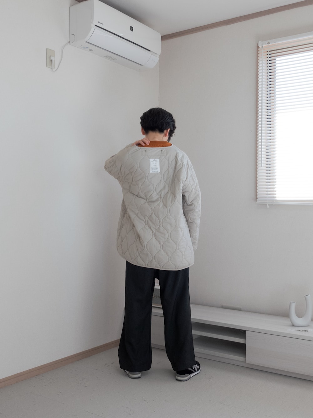 「ファッションを楽しもう、WEARyouthコーデ、ootd、remer、remerコーデ、きれいめカジュアル、厚底シューズ、スニーカー、キルティング、オレンジ、Tシャツ、ワイドパンツ、シンプル、秋コーデ、休日スタイル」｜「remerのloose Shark-skin out tuck wide PT / ルーズ シャークスキンアウトタックワイドパンツ（その他パンツ、グレー系）」を使った、みなりん(Minari)さん（骨格ナチュラル・メンズ・171cm）の秋コーディネートの3枚目の写真