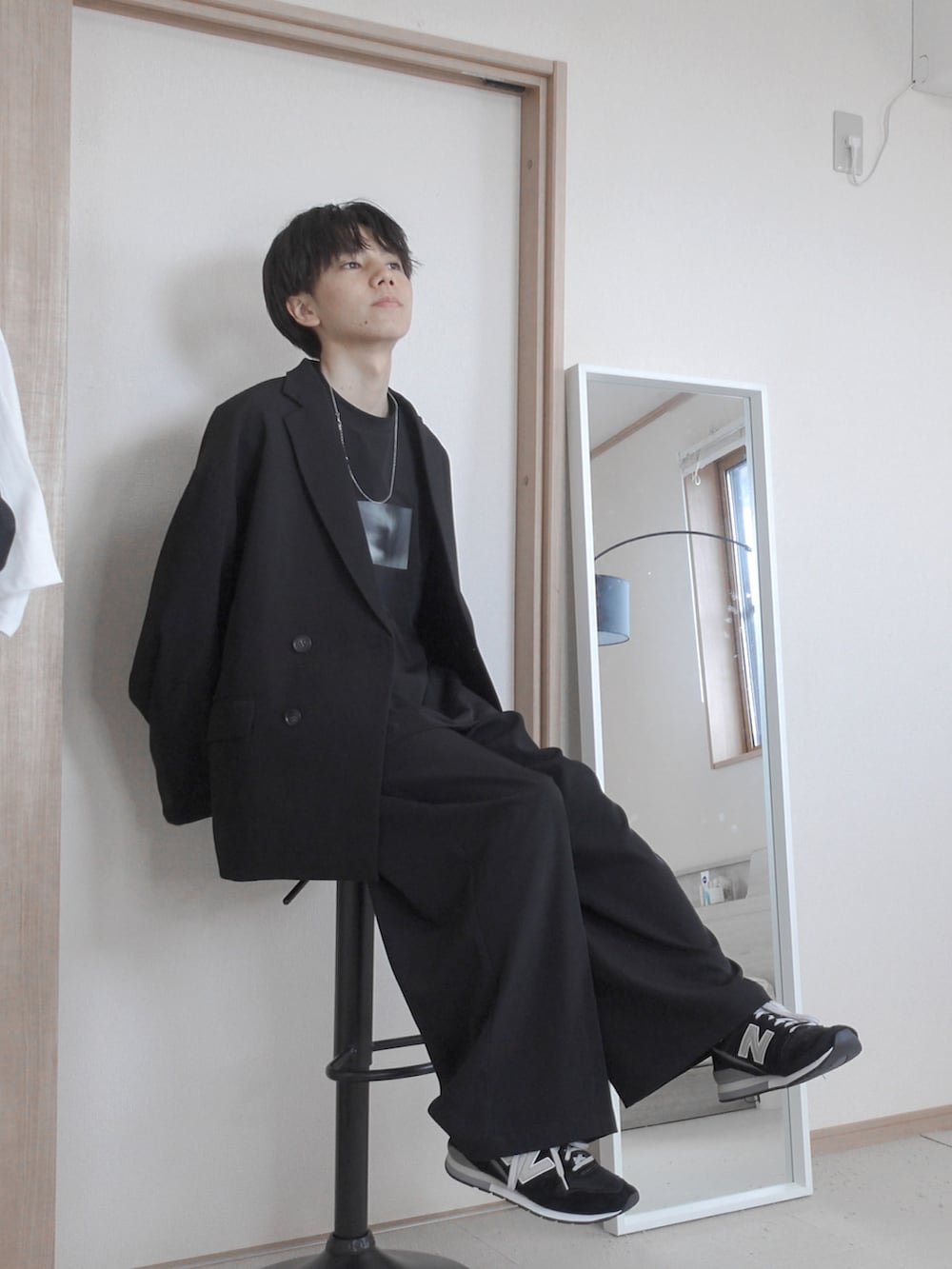 「アツいコーデ全部見せ、remer、remerコーデ、セットアップ、オールブラック、ジャケット、ブラック、秋コーデ、秋先取りコーデ、キレイめ、キレイめコーデ、ワイドパンツ、スニーカー、グラフィックＴ、Tシャツ」｜「remerのloose shadow graphic over Tee / ルーズシャドーグラフィックオーバーT（Tシャツ/カットソー、ブラック系）」を使った、みなりん(Minari)さん（骨格ナチュラル・メンズ・171cm）の夏コーディネートの5枚目の写真