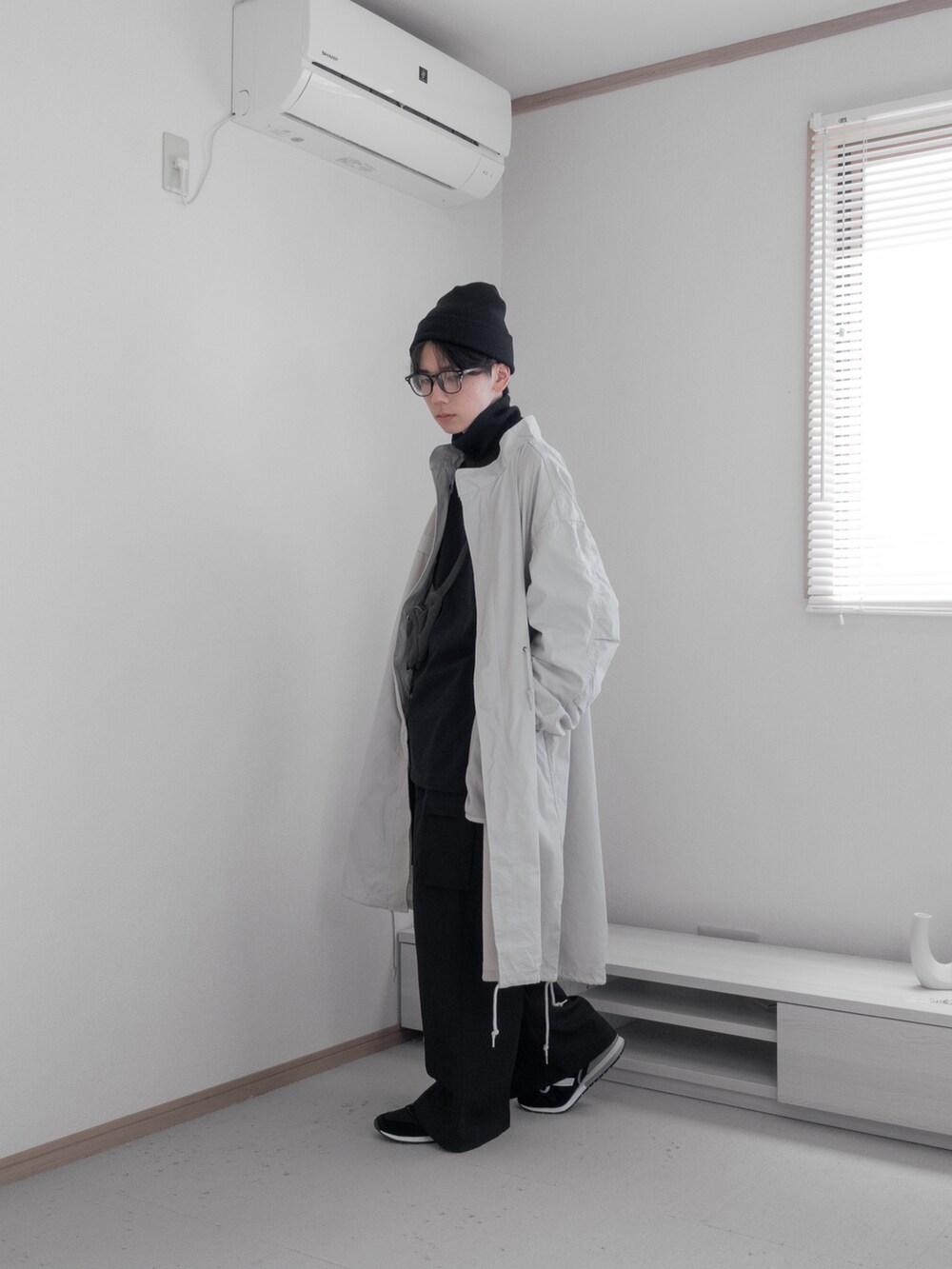 「ファッションを楽しもう、WEARyouthコーデ、休日スタイル、remer、remerコーデ、メンズファッション、プチプラ、メンズコーデ、M65、スウェット、カーゴパンツ、きれいめカジュアル、ビーニー、サングラス、シンプルコーデ」｜「remerの【M65】loose military coat (3WAY) / M65ルーズミリタリーコート【キルティングライナーセット】（その他アウター、ホワイト系）」を使った、みなりん(Minari)さん（骨格ナチュラル・メンズ・171cm）の秋コーディネートの3枚目の写真