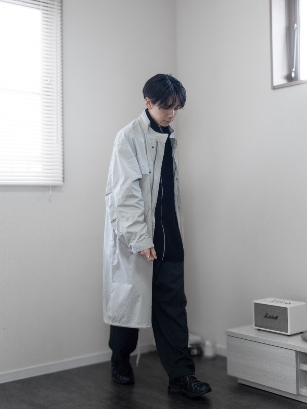 「新星WEARISTAにエントリー、WEARyouthコーデ、remer、remerコーデ、クリスマスに着たい服、マイベストコーデ2023、冬アウター、ロングコート、スラックス、レイヤードスタイル、韓国ファッション、休日スタイル、デートコーデ、クリスマスコーデ、きれいめコーデ」｜「NIKEのNike Air Kukini "Black/Anthracite"（スニーカー、ブラック系）」を使った、みなりん(Minari)さん（骨格ナチュラル・メンズ・172cm）の冬コーディネートの4枚目の写真