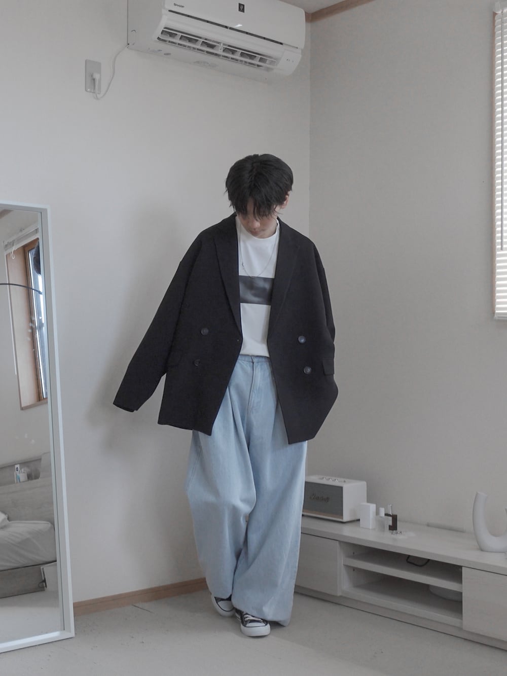 「アツいコーデ全部見せ、シンプル、remer、remerコーデ、秋先取りコーデ、大人カジュアル、セットアップ、ジャケット、デニム、ワイドデニム、タックイン、休日スタイル、メンズファッション、秋コーデ、白Tシャツ」｜「remerのloose stylish double tuck wide denim PT / ルーズスタイリッシュダブルタックワイドデニム（デニムパンツ、ブルー系）」を使った、みなりん(Minari)さん（骨格ナチュラル・メンズ・171cm）の夏コーディネートの4枚目の写真