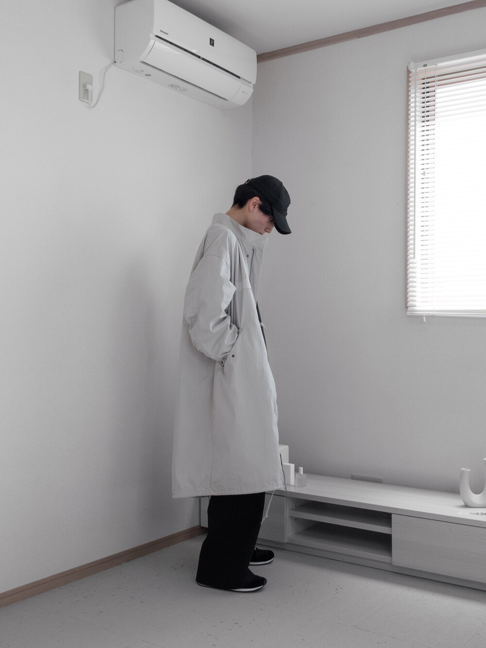 「ファッションを楽しもう、WEARyouthコーデ、秋冬コーデ、M65、ミリタリー、ブラック、remer、remerコーデ、シンプルコーデ、シンプル、キャップ、キレイめ、きれいめカジュアル、お出かけコーデ、厚底シューズ」｜「remerの【M65】loose military coat (3WAY) / M65ルーズミリタリーコート【キルティングライナーセット】（その他アウター、ホワイト系）」を使った、みなりん(Minari)さん（骨格ナチュラル・メンズ・171cm）の秋コーディネートの3枚目の写真
