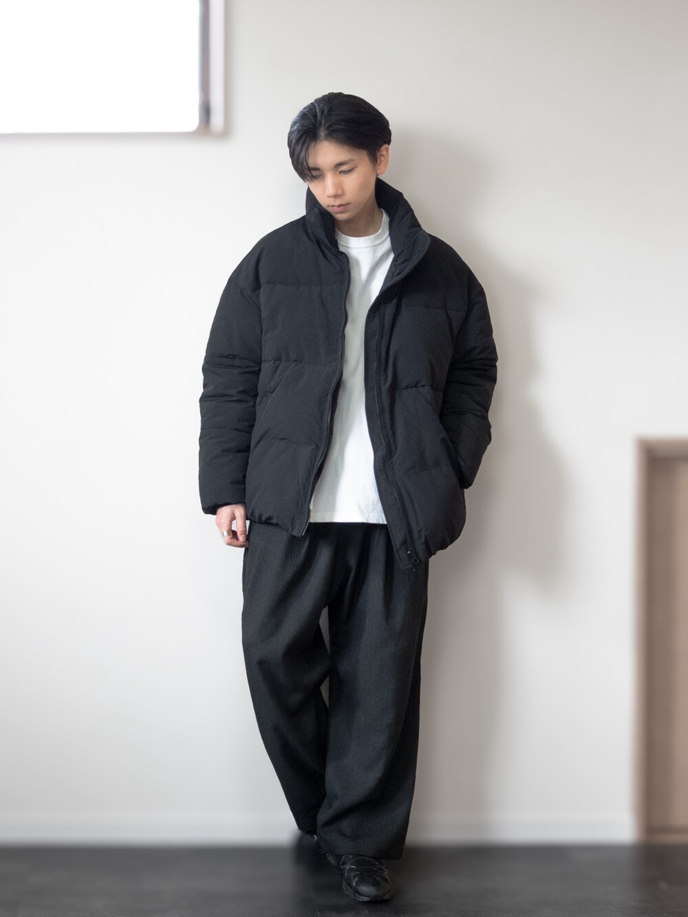 グレー系のその他パンツ、ブラック系のスニーカー、ホワイト系のTシャツ/カットソーを着用したメンズの冬コーディネートの4枚目の写真