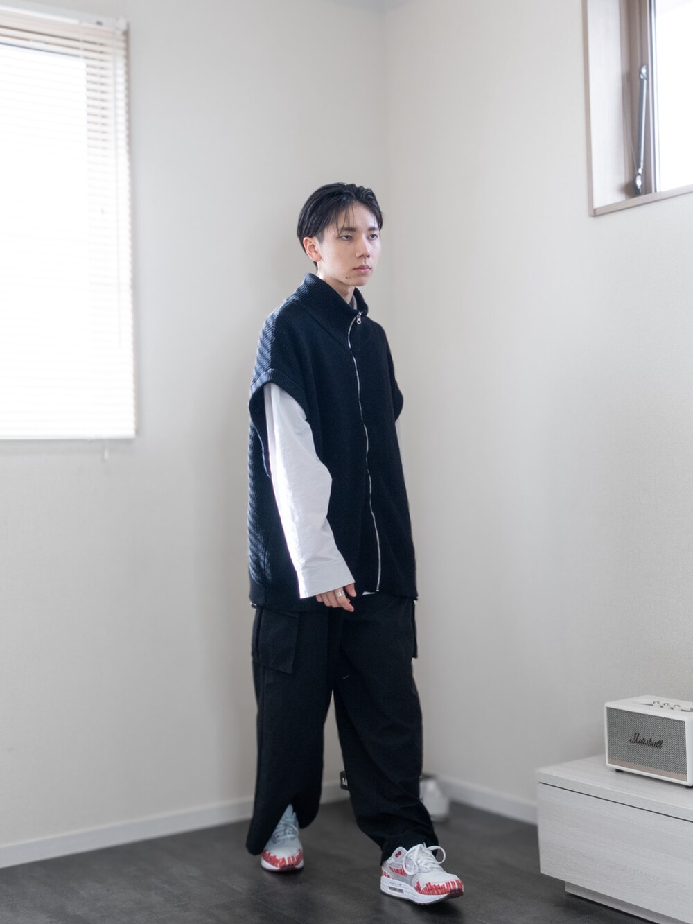 「新星WEARISTAにエントリー、WEARyouthコーデ、remer、remerコーデ、クリスマスに着たい服、マイベストコーデ2023、冬アウター、クリスマスコーデ、デートコーデ、きれいめコーデ、キレイめコーデ、カーゴパンツ、ドライバーズニット、ストリート、レイヤードスタイル」｜「NIKEのAir Max 1 Sketch to Shelf（スニーカー、ホワイト系）」を使った、みなりん(Minari)さん（骨格ナチュラル・メンズ・171cm）の冬コーディネートの4枚目の写真