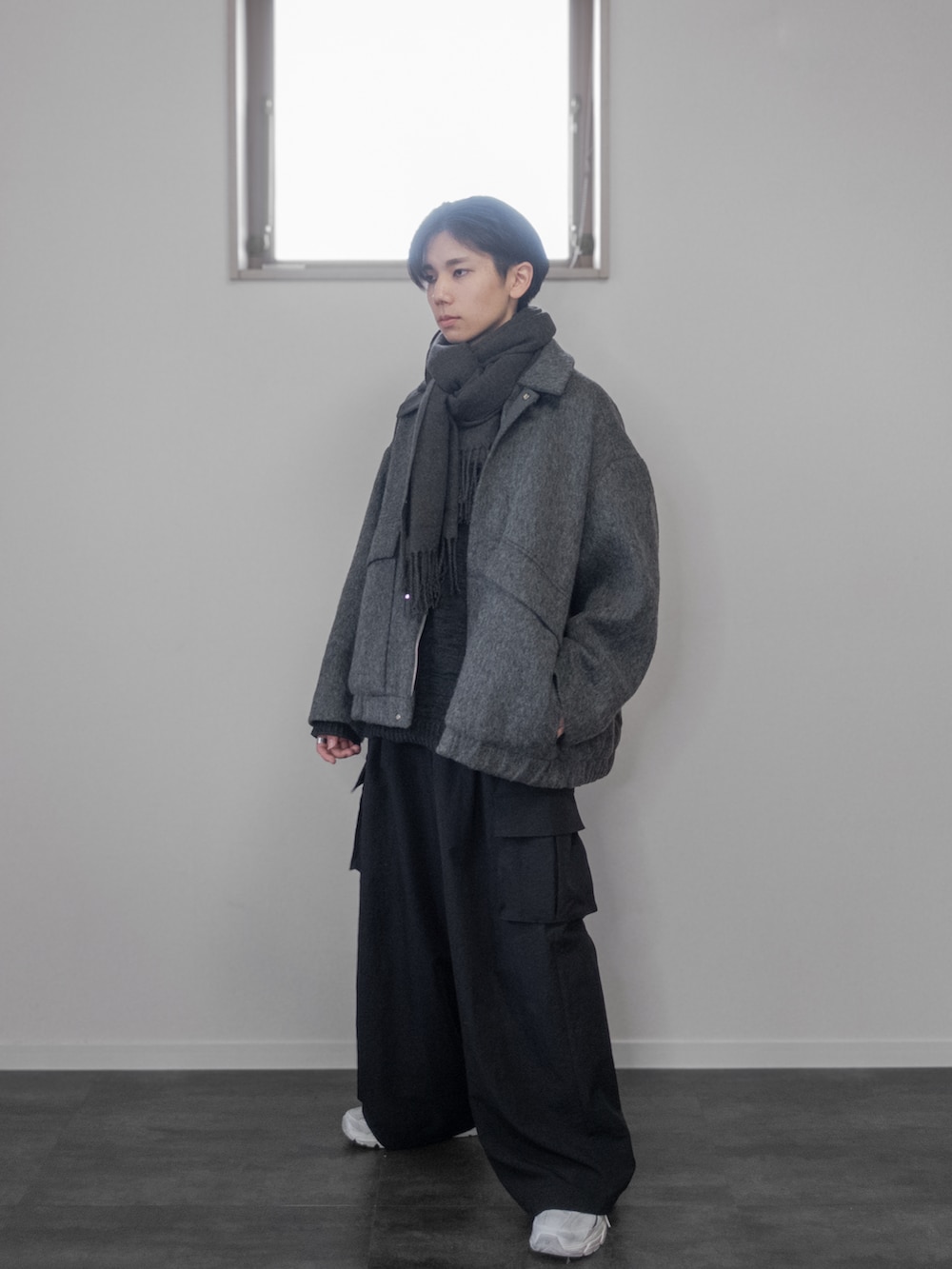 「新星WEARISTAにエントリー、WEARyouthコーデ、remer、remerコーデ、クリスマスに着たい服、マイベストコーデ2023、冬アウター、マフラーぐるぐる、マフラー、ホワイトコーデ、カーゴパンツ、韓国ファッション、レイヤードスタイル、休日スタイル、デートコーデ」|「remerのloose Italian needle shaggy over jacket / ルーズイタリアンニードルシャギーオーバージャケット(ブルゾン、ブラック系)」を使った、みなりん(Minari)さん(骨格ナチュラル・メンズ・172cm)の冬コーディネートの2枚目の写真