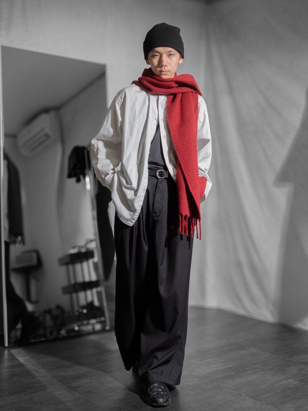 「秋っぽコーデ更新中、メンズファッション、remer、差し色コーデ、シャツスタイル、ストール、マフラー、スラックス、ワイドパンツ、スニーカー、ニット帽、ビーニー、シンプルコーデ、きれいめカジュアル、デートコーデ」｜「remerのloose standard over shirt / ルーズスタンダードオーバーシャツ（シャツ/ブラウス、グレー系）」を使った、みなりん(Minari)さん（骨格ナチュラル・メンズ・172cm）の秋コーディネートの3枚目の写真
