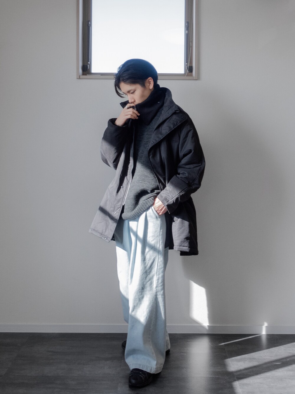 「新星WEARISTAにエントリー、WEARyouthコーデ、remer、remerコーデ、冬アウター、マイベストコーデ2023、クリスマスに着たい服、ダウン、ダウンジャケット、ストリート、マフラーぐるぐる、レイヤードスタイル、韓国ファッション、休日スタイル、ホワイトコーデ」｜「remerのloose stylish double tuck wide denim PT / ルーズスタイリッシュダブルタックワイドデニム（デニムパンツ、ブルー系）」を使った、みなりん(Minari)さん（骨格ナチュラル・メンズ・172cm）の冬コーディネートの4枚目の写真