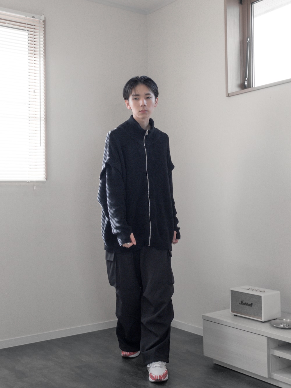 「新星WEARISTAにエントリー、WEARyouthコーデ、remer、remerコーデ、クリスマスに着たい服、マイベストコーデ2023、冬アウター、クリスマスコーデ、デートコーデ、きれいめコーデ、キレイめコーデ、カーゴパンツ、冬コーデ、レイヤードスタイル、休日スタイル」｜「remerのloose 2WAY Hi-zip drivers knit / ルーズ2WAYハイジップドライバーズニット（ニット/セーター、ブラック系）」を使った、みなりん(Minari)さん（骨格ナチュラル・メンズ・171cm）の冬コーディネートの2枚目の写真