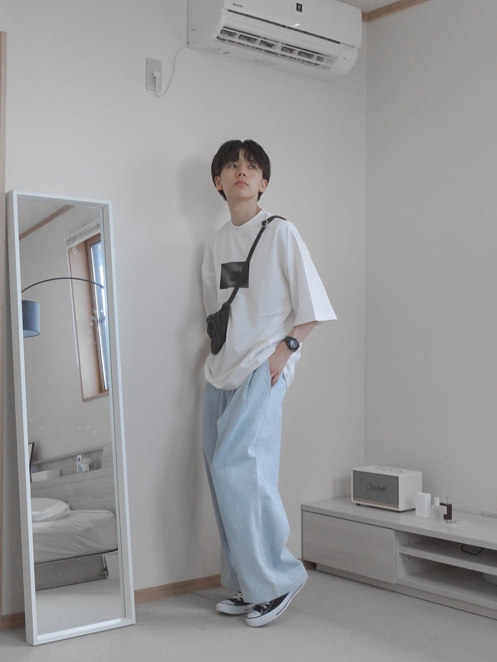 「アツいコーデ全部見せ、夏コーデ、夏、メンズファッション、ワイドパンツ、ワイドデニム、デニム、ビッグシルエット、カジュアル、シンプルコーデ、remer、remerコーデ、きれいめカジュアル、白Tシャツ、Tシャツ」｜「remerのloose stylish double tuck wide denim PT / ルーズスタイリッシュダブルタックワイドデニム（デニムパンツ、ブルー系）」を使った、みなりん(Minari)さん（骨格ナチュラル・メンズ・171cm）の夏コーディネートの4枚目の写真