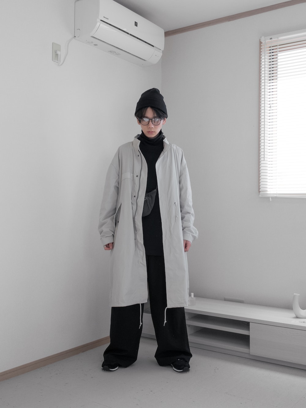 「ファッションを楽しもう、WEARyouthコーデ、休日スタイル、remer、remerコーデ、メンズファッション、プチプラ、メンズコーデ、M65、スウェット、カーゴパンツ、きれいめカジュアル、ビーニー、サングラス、シンプルコーデ」｜「remerの【M65】loose military coat (3WAY) / M65ルーズミリタリーコート【キルティングライナーセット】（その他アウター、ホワイト系）」を使った、みなりん(Minari)さん（骨格ナチュラル・メンズ・171cm）の秋コーディネートの4枚目の写真