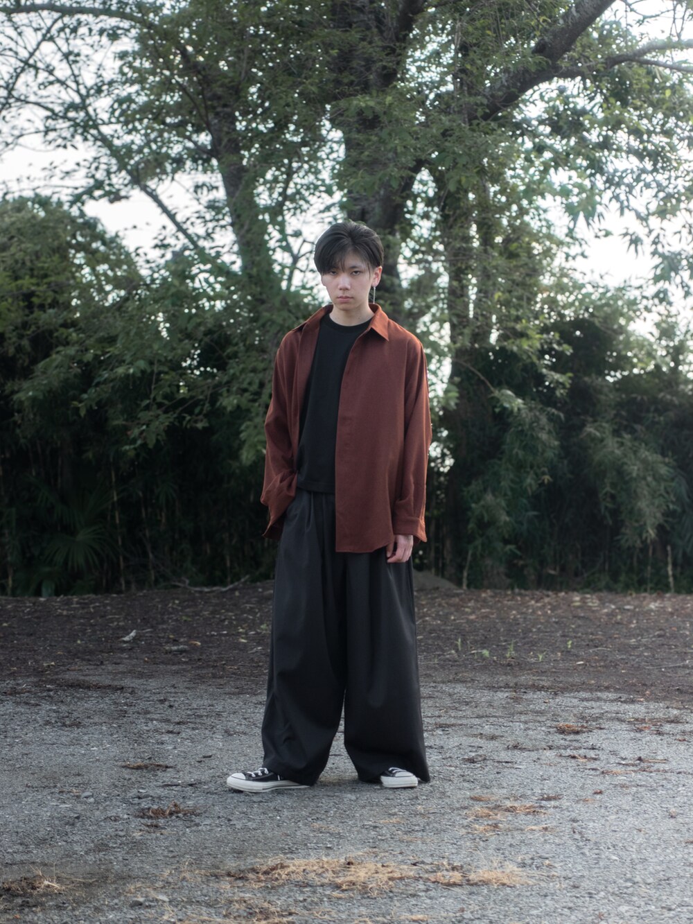 「ブラウン、淡色コーデ、おしゃれさんと繋がりたい、メンズコーデ、お出かけコーデ、秋服準備はじめました、秋コーデ、remer、オーバーサイズ、コンバース、シルバーアクセサリー、シャツスタイル、シャツ、スラックス、秋のコーデ」｜「remerのloose un-classic regular shirt / ルーズアンクラシックレギュラーシャツ（シャツ/ブラウス、ブラウン系）」を使った、みなりん(Minari)さん（骨格ナチュラル・メンズ・172cm）の秋コーディネートの2枚目の写真
