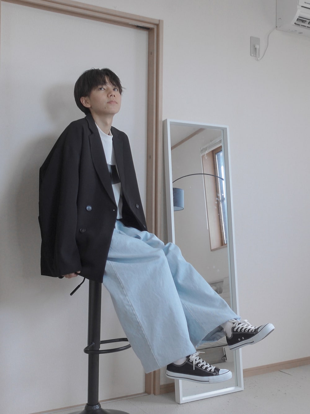 「アツいコーデ全部見せ、シンプル、remer、remerコーデ、秋先取りコーデ、大人カジュアル、セットアップ、ジャケット、デニム、ワイドデニム、タックイン、休日スタイル、メンズファッション、秋コーデ、白Tシャツ」｜「remerのloose stylish double tuck wide denim PT / ルーズスタイリッシュダブルタックワイドデニム（デニムパンツ、ブルー系）」を使った、みなりん(Minari)さん（骨格ナチュラル・メンズ・171cm）の夏コーディネートの5枚目の写真