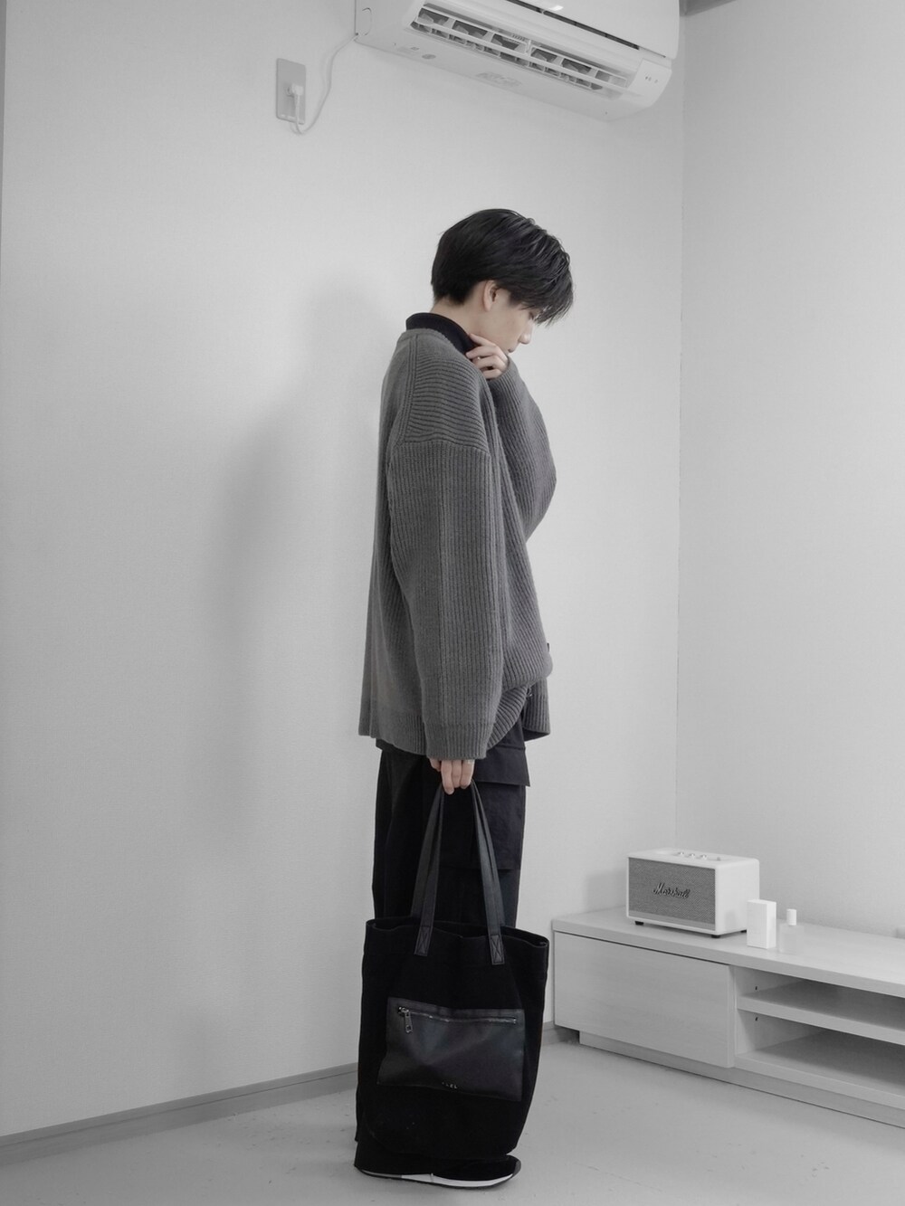 「秋服まるっと大公開、ハロウィン、remer、remerコーデ、メンズコーデ、カジュアルコーデ、秋冬コーデ、秋コーデ、カーゴパンツ、カーディガン、トートバッグ、スニーカー、カジュアル、キレイめ、お出かけコーデ」｜「remerのloose basic turtle neck Tee / ルーズベーシックタートルネックTee（Tシャツ/カットソー、ブラック系）」を使った、みなりん(Minari)さん（骨格ナチュラル・メンズ・171cm）の秋コーディネートの2枚目の写真