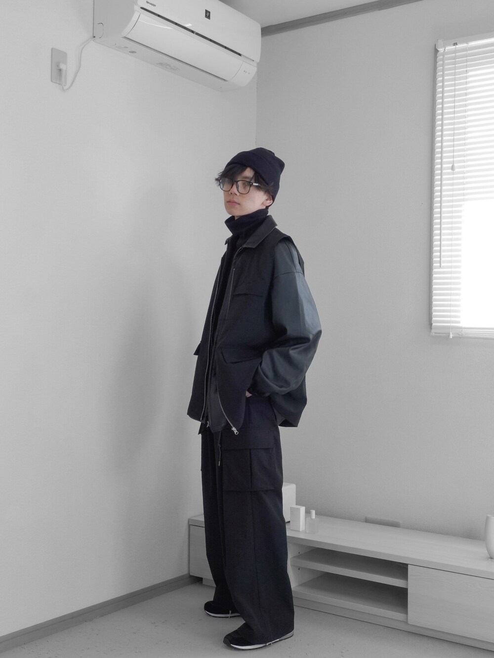 「重ね着ベストシーズン、シンプルスタイル、WEARyouthコーデ、レイヤードスタイル、ハロウィン、秋コーデ、ブラック、レザージャケット、ジャケット、ベスト、タートルネック、カーゴパンツ、ビーニー、remer、remerコーデ」|「remerのloose out tuck wide cargo PT / ルーズアウトタックワイドカーゴパンツ(カーゴパンツ、ブラック系)」を使った、みなりん(Minari)さん(骨格ナチュラル・メンズ・171cm)の秋コーディネートの3枚目の写真