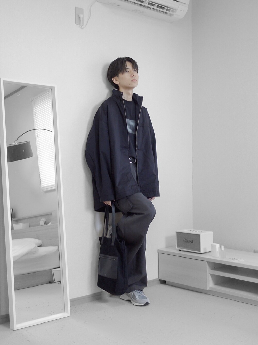 「秋服まるっと大公開、ブラック、ブラックコーデ、カーゴパンツ、ジャケット、M65、ミリタリー、グラフィックＴ、タックイン、キレイめ、お出かけコーデ、きれいめカジュアル、今日のコーデ、remer、remerコーデ」｜「remerのloose out tuck wide  cargo PT / ルーズアウトタックワイドカーゴパンツ（カーゴパンツ、グレー系）」を使った、みなりん(Minari)さん（骨格ナチュラル・メンズ・171cm）の秋コーディネートの5枚目の写真