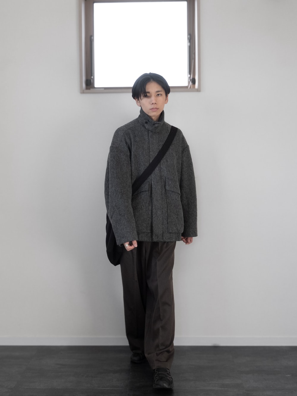 「新星WEARISTAにエントリー、WEARyouthコーデ、remer、remerコーデ、マイベストコーデ2023、クリスマスに着たい服、ショルダーバッグ、レイヤードスタイル、韓国ファッション、スラックス、休日スタイル、ジャケット、きれいめコーデ、キレイめコーデ、デートコーデ」｜「remerのloose straight wide PT / ルーズストレートワイドパンツ（その他パンツ、ベージュ系）」を使った、みなりん(Minari)さん（骨格ナチュラル・メンズ・172cm）の冬コーディネートの3枚目の写真