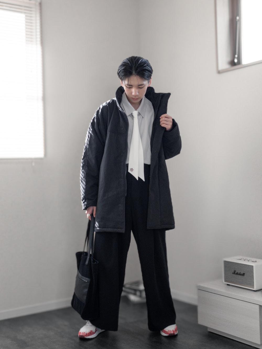 「新星WEARISTAにエントリー、WEARyouthコーデ、remer、remerコーデ、クリスマスに着たい服、マイベストコーデ2023、冬アウター、ダウン、クリスマスコーデ、デートコーデ、きれいめコーデ、キレイめコーデ、ダウンジャケット、休日スタイル、レイヤードスタイル」｜「NIKEのAir Max 1 Sketch to Shelf（スニーカー、ホワイト系）」を使った、みなりん(Minari)さん（骨格ナチュラル・メンズ・171cm）の冬コーディネートの2枚目の写真