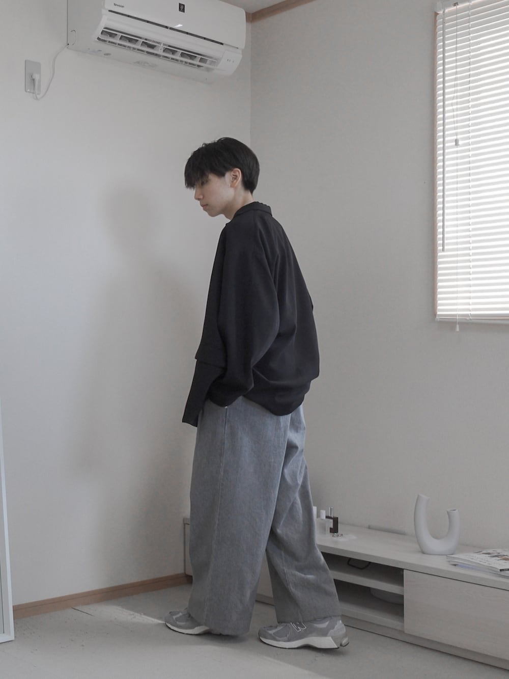 「アツいコーデ全部見せ、おしゃれさんと繋がりたい、カジュアル、remer、remerコーデ、秋コーデ、秋先取りコーデ、きれいめカジュアル、セットアップ、デニム、ワイドデニム、グラフィックＴ、白Tシャツ、ジャケット、秋服準備はじめました」｜「remerのloose stylish double tuck wide denim PT / ルーズスタイリッシュダブルタックワイドデニム（デニムパンツ、ベージュ系）」を使った、みなりん(Minari)さん（骨格ナチュラル・メンズ・171cm）の夏コーディネートの3枚目の写真