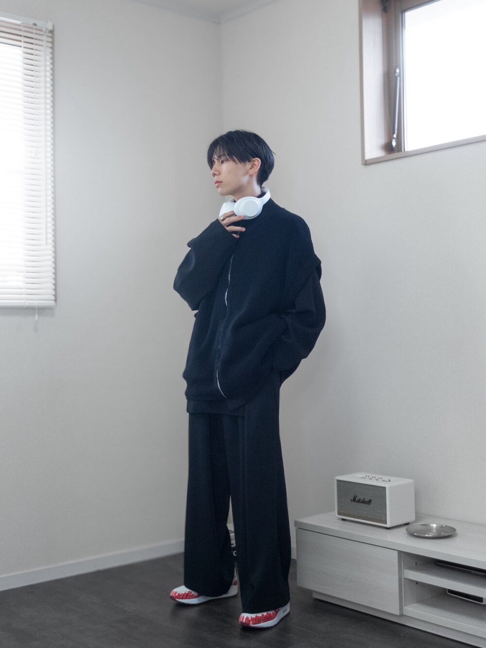 「新星WEARISTAにエントリー、WEARyouthコーデ、ストリート、remer、remerコーデ、クリスマスに着たい服、マイベストコーデ2023、冬アウター、韓国ファッション、休日スタイル、クリスマスコーデ、デートコーデ、きれいめコーデ、キレイめコーデ、ニット」｜「remerのloose 2WAY Hi-zip drivers knit / ルーズ2WAYハイジップドライバーズニット（ニット/セーター、ブラック系）」を使った、みなりん(Minari)さん（骨格ナチュラル・メンズ・172cm）の冬コーディネートの3枚目の写真