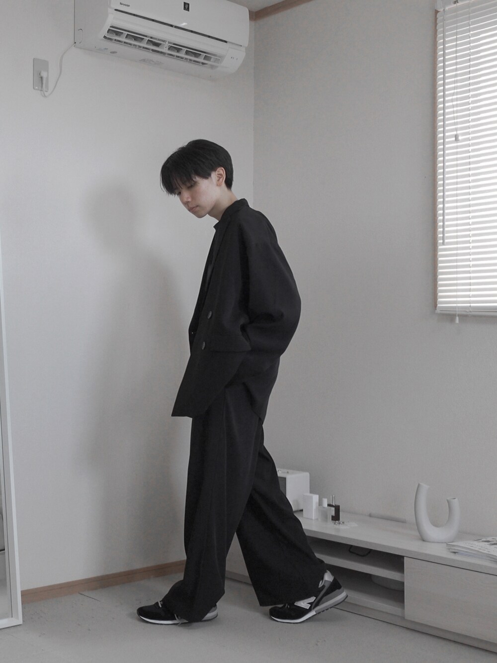 「アツいコーデ全部見せ、remer、remerコーデ、セットアップ、オールブラック、ジャケット、ブラック、秋コーデ、秋先取りコーデ、キレイめ、キレイめコーデ、ワイドパンツ、スニーカー、グラフィックＴ、Tシャツ」｜「remerのloose shadow graphic over Tee / ルーズシャドーグラフィックオーバーT（Tシャツ/カットソー、ブラック系）」を使った、みなりん(Minari)さん（骨格ナチュラル・メンズ・171cm）の夏コーディネートの3枚目の写真