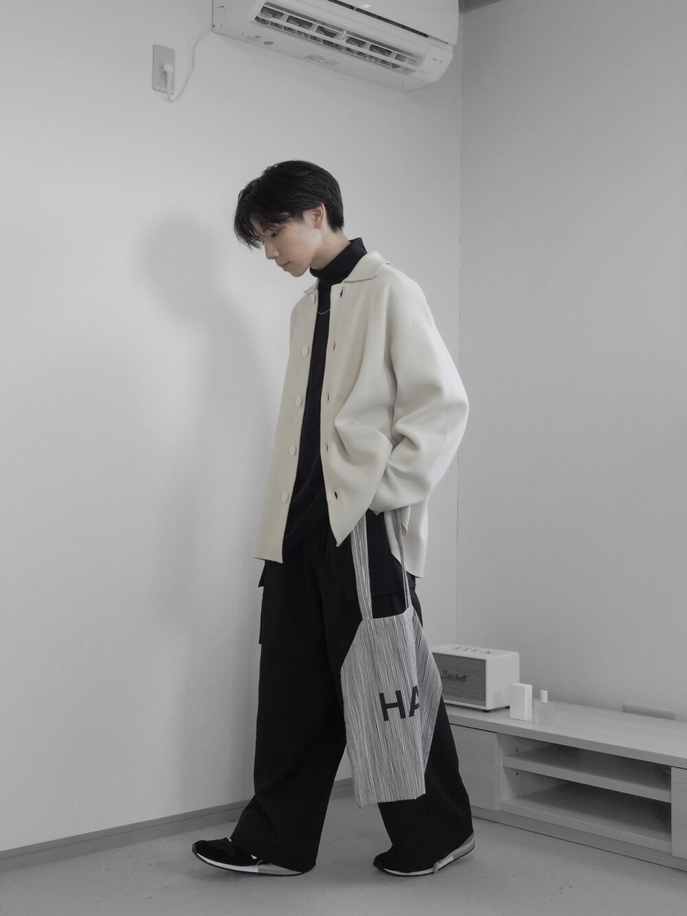 「秋服まるっと大公開、お出かけコーデ、厚底シューズ、ハロウィン、ジャケット、ニットジャケット、カーゴパンツ、タートルネック、きれいめカジュアル、シンプルコーデ、remer、remerコーデ、ブラックコーデ、秋コーデ、デート」｜「remerのloose basic turtle neck Tee / ルーズベーシックタートルネックTee（Tシャツ/カットソー、ブラック系）」を使った、みなりん(Minari)さん（骨格ナチュラル・メンズ・171cm）の秋コーディネートの4枚目の写真