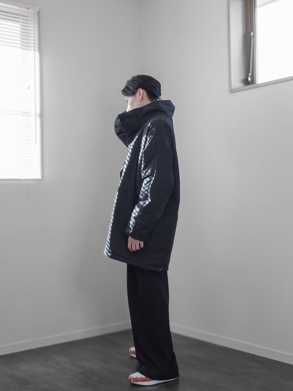 「新星WEARISTAにエントリー、クリスマスに着たい服、マイベストコーデ2023、冬アウター、ダウン、クリスマスコーデ、デートコーデ、きれいめコーデ、キレイめコーデ、冬コーデ、きれいめカジュアル、remer、remerコーデ、WEARyouthコーデ、ダウンジャケット」｜「remerのloose military Hi-zip over jacket / ルーズミリタリーハイジップオーバージャケット（ミリタリージャケット、ブラック系）」を使った、みなりん(Minari)さん（骨格ナチュラル・メンズ・171cm）の冬コーディネートの3枚目の写真