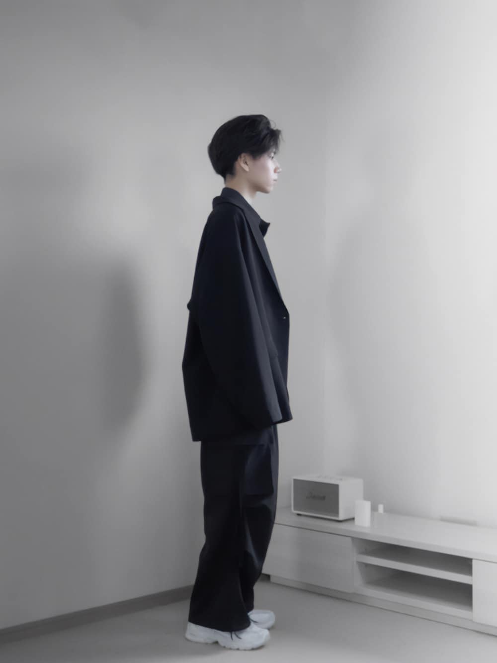 「秋服まるっと大公開、秋服コーデ、韓国ファッション、秋コーデ、ハロウィン、ジャケット、セットアップ、厚底シューズ、モード、ミリタリー、カーゴパンツ、シャツ、remer、remerコーデ、ブラック」｜「remerのloose out tuck wide  cargo PT / ルーズアウトタックワイドカーゴパンツ（カーゴパンツ、ブラック系）」を使った、みなりん(Minari)さん（骨格ナチュラル・メンズ・171cm）の秋コーディネートの3枚目の写真