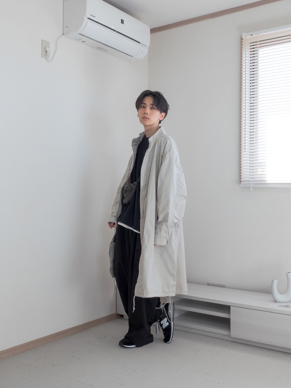 「ファッションを楽しもう、WEARyouthコーデ、メンズコーデ、M65、コート、レイヤードスタイル、重ね着、レイヤード、秋コーデ、カーゴパンツ、厚底シューズ、黒スニーカー、ブラック、remer、remerコーデ」｜「remerの【M65】loose military coat (3WAY) / M65ルーズミリタリーコート【キルティングライナーセット】（その他アウター、ホワイト系）」を使った、みなりん(Minari)さん（骨格ナチュラル・メンズ・171cm）の秋コーディネートの4枚目の写真