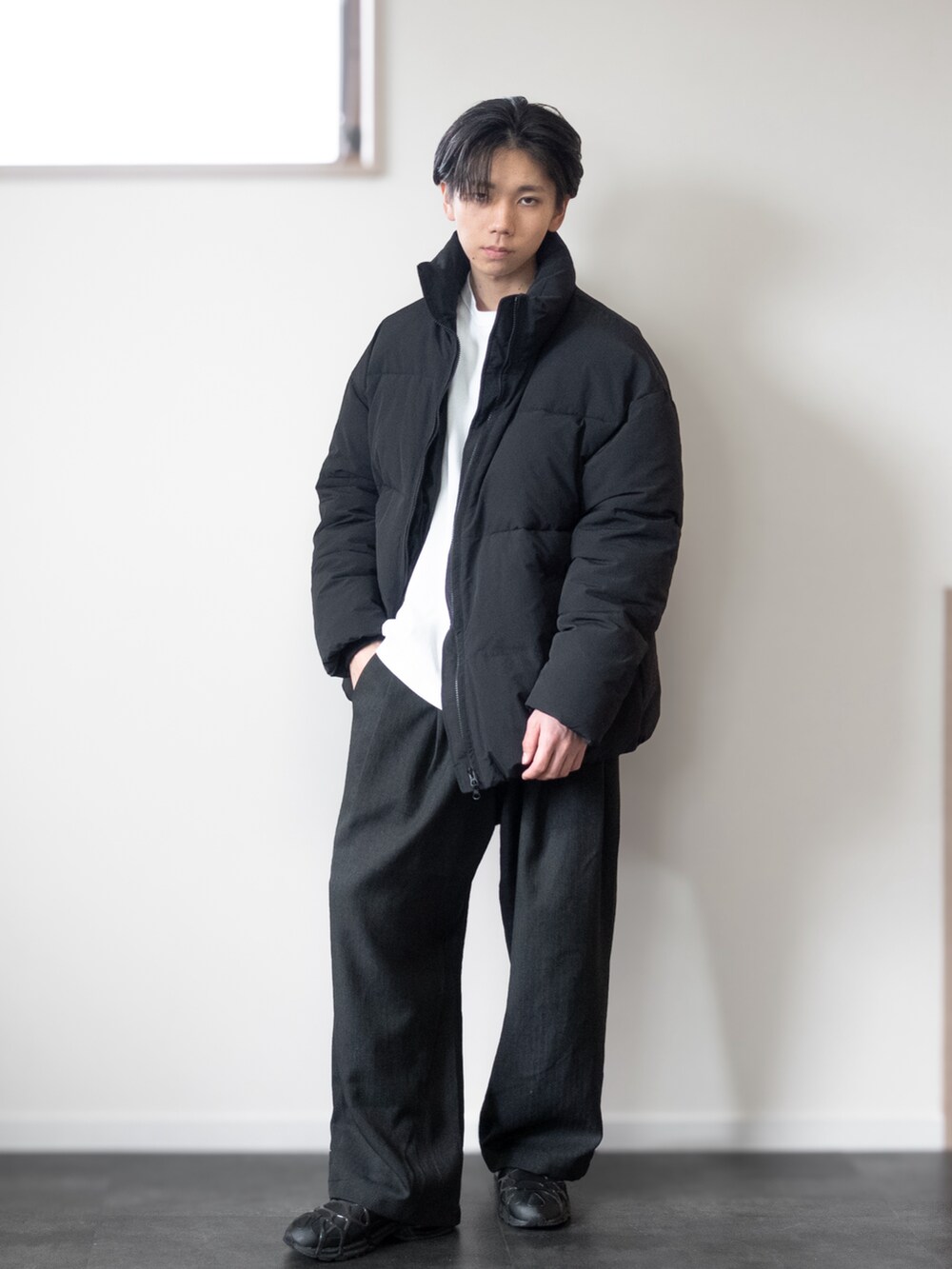 グレー系のその他パンツ、ブラック系のスニーカー、ホワイト系のTシャツ/カットソーを着用したメンズの冬コーディネートの2枚目の写真