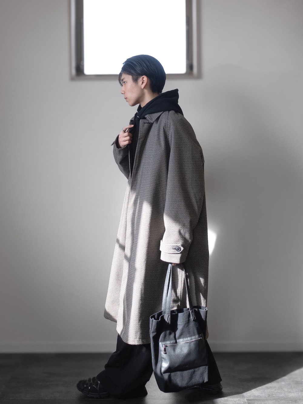 「新星WEARISTAにエントリー、WEARyouthコーデ、remer、remerコーデ、クリスマスに着たい服、マイベストコーデ2023、冬アウター、ロングコート、カーゴパンツ、レイヤードスタイル、韓国ファッション、チェック、休日スタイル、ホワイトコーデ、パーカー」｜「CLELの【CLEL】Canvas Tote Bag / キャンバストートバッグ（トートバッグ、ブラック系）」を使った、みなりん(Minari)さん（骨格ナチュラル・メンズ・172cm）の冬コーディネートの3枚目の写真