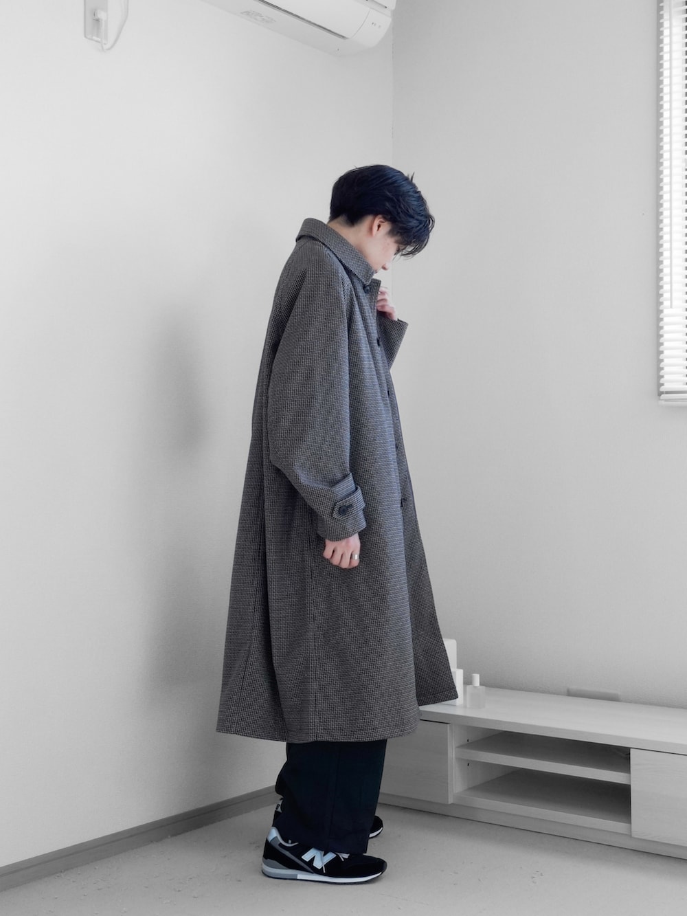 「重ね着ベストシーズン、差し色コーデ、オレンジ、WEARyouthコーデ、remer、remerコーデ、コート、ワイドパンツ、ハロウィン、厚底シューズ、アウター、メンズコーデ、秋コーデ、レイヤードスタイル、シンプルコーデ」｜「remerのloose UNKNOWN out tuck wide PT / ルーズアンノウンアウトタックワイドパンツ（その他パンツ、ブラック系）」を使った、みなりん(Minari)さん（骨格ナチュラル・メンズ・171cm）の秋コーディネートの3枚目の写真