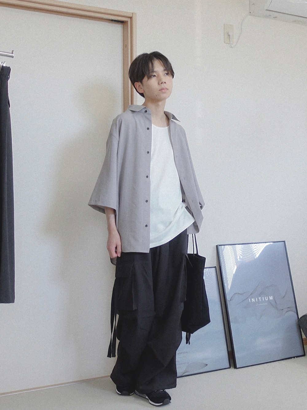 「お出かけコーデ日記、初夏コーデ、ootd、今日のコーデ、夏、シャツスタイル、きれいめカジュアル、カーゴパンツ、remer、remerコーデ、LILL、キレイめ、シンフルコーデ、シンプル、シャツコーデ﻿」｜「LILLのドレープワイドスラックスカーゴパンツ（カーゴパンツ、ブラック系）」を使った、みなりん(Minari)さん（骨格ナチュラル・メンズ・171cm）の春コーディネートの5枚目の写真