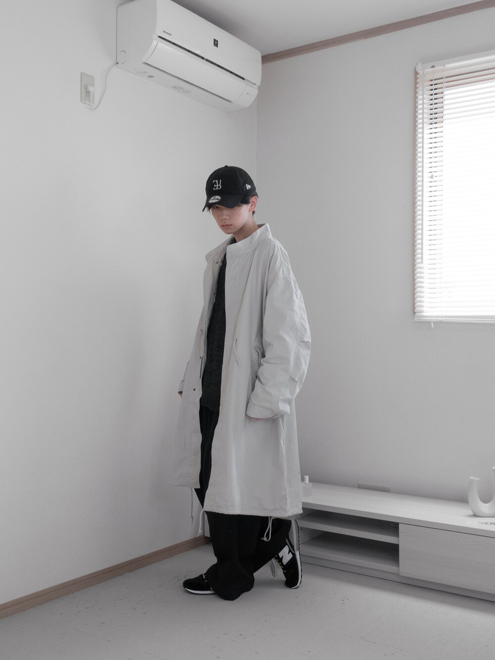「ファッションを楽しもう、WEARyouthコーデ、秋冬コーデ、M65、ミリタリー、ブラック、remer、remerコーデ、シンプルコーデ、シンプル、キャップ、キレイめ、きれいめカジュアル、お出かけコーデ、厚底シューズ」｜「remerの【M65】loose military coat (3WAY) / M65ルーズミリタリーコート【キルティングライナーセット】（その他アウター、ホワイト系）」を使った、みなりん(Minari)さん（骨格ナチュラル・メンズ・171cm）の秋コーディネートの4枚目の写真