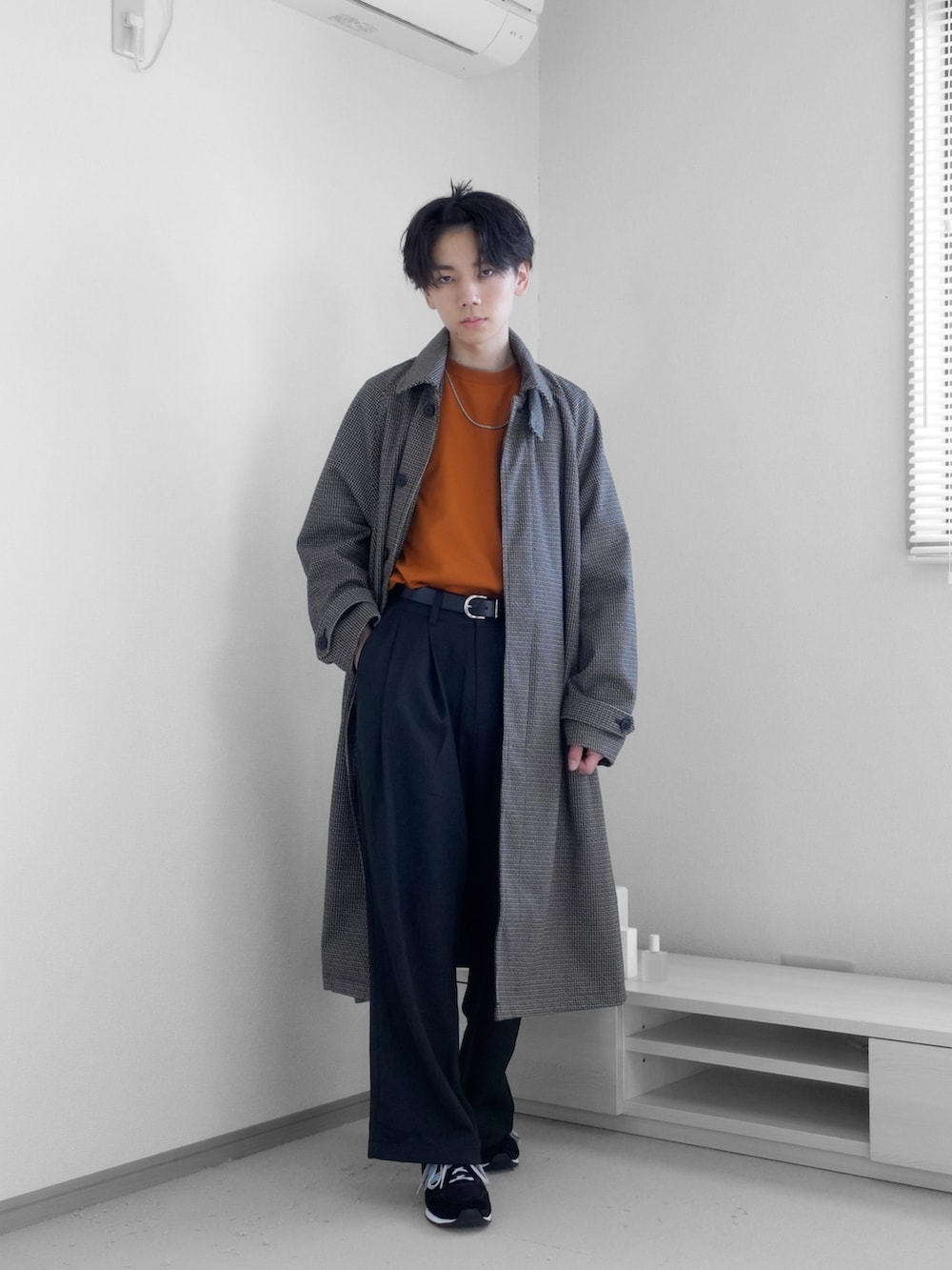 「重ね着ベストシーズン、差し色コーデ、オレンジ、WEARyouthコーデ、remer、remerコーデ、コート、ワイドパンツ、ハロウィン、厚底シューズ、アウター、メンズコーデ、秋コーデ、レイヤードスタイル、シンプルコーデ」｜「remerのloose UNKNOWN out tuck wide PT / ルーズアンノウンアウトタックワイドパンツ（その他パンツ、ブラック系）」を使った、みなりん(Minari)さん（骨格ナチュラル・メンズ・171cm）の秋コーディネートの2枚目の写真
