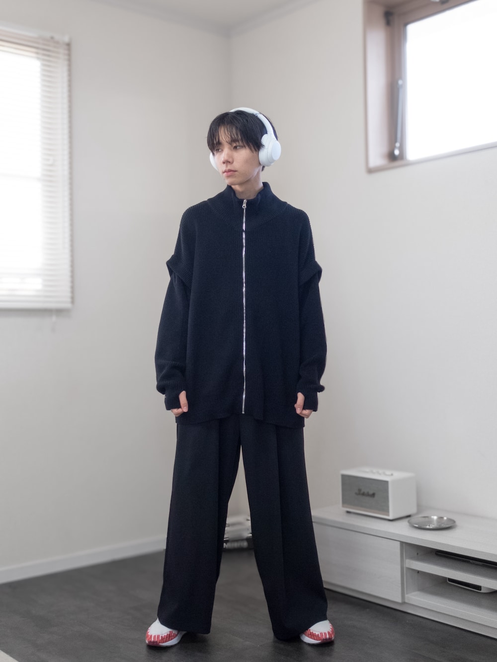 「新星WEARISTAにエントリー、WEARyouthコーデ、ストリート、remer、remerコーデ、クリスマスに着たい服、マイベストコーデ2023、冬アウター、韓国ファッション、休日スタイル、クリスマスコーデ、デートコーデ、きれいめコーデ、キレイめコーデ、ニット」｜「remerのloose 2WAY Hi-zip drivers knit / ルーズ2WAYハイジップドライバーズニット（ニット/セーター、ブラック系）」を使った、みなりん(Minari)さん（骨格ナチュラル・メンズ・172cm）の冬コーディネートの4枚目の写真