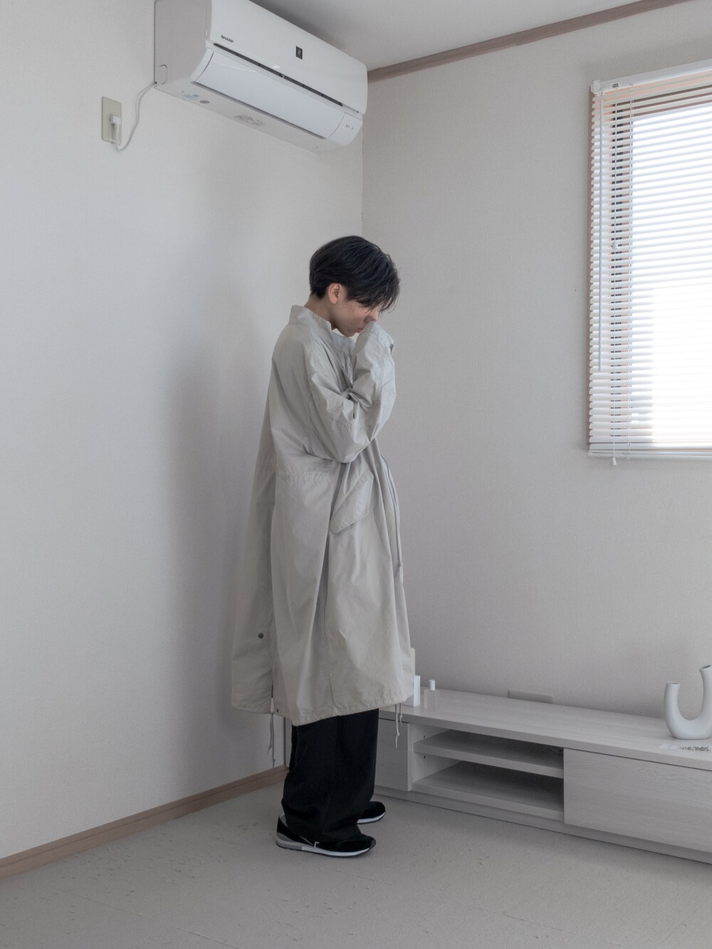 「ファッションを楽しもう、WEARyouthコーデ、メンズコーデ、M65、コート、レイヤードスタイル、重ね着、レイヤード、秋コーデ、カーゴパンツ、厚底シューズ、黒スニーカー、ブラック、remer、remerコーデ」｜「remerの【M65】loose military coat (3WAY) / M65ルーズミリタリーコート【キルティングライナーセット】（その他アウター、ホワイト系）」を使った、みなりん(Minari)さん（骨格ナチュラル・メンズ・171cm）の秋コーディネートの3枚目の写真