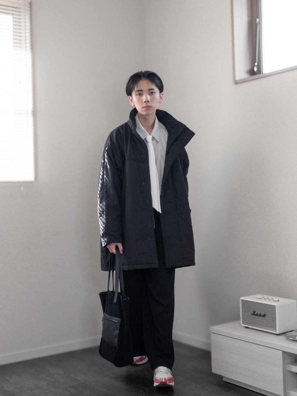 「新星WEARISTAにエントリー、WEARyouthコーデ、remer、remerコーデ、クリスマスに着たい服、マイベストコーデ2023、冬アウター、ダウン、クリスマスコーデ、デートコーデ、きれいめコーデ、キレイめコーデ、ダウンジャケット、休日スタイル、レイヤードスタイル」｜「NIKEのAir Max 1 Sketch to Shelf（スニーカー、ホワイト系）」を使った、みなりん(Minari)さん（骨格ナチュラル・メンズ・171cm）の冬コーディネートの5枚目の写真