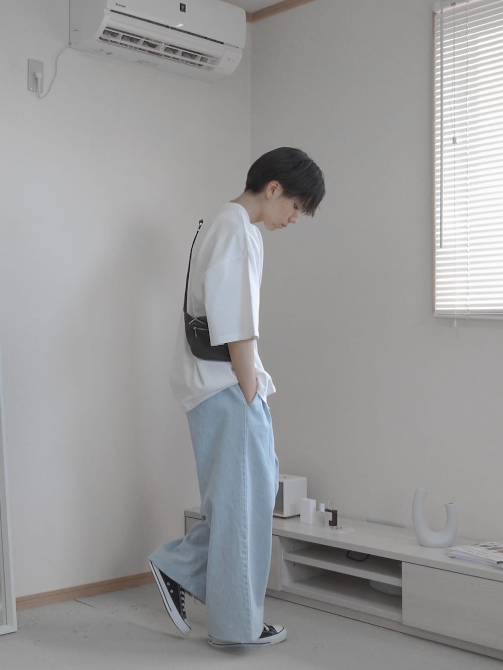 「アツいコーデ全部見せ、夏コーデ、夏、メンズファッション、ワイドパンツ、ワイドデニム、デニム、ビッグシルエット、カジュアル、シンプルコーデ、remer、remerコーデ、きれいめカジュアル、白Tシャツ、Tシャツ」｜「remerのloose stylish double tuck wide denim PT / ルーズスタイリッシュダブルタックワイドデニム（デニムパンツ、ブルー系）」を使った、みなりん(Minari)さん（骨格ナチュラル・メンズ・171cm）の夏コーディネートの2枚目の写真