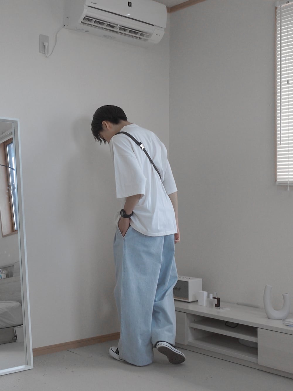 「アツいコーデ全部見せ、夏コーデ、夏、メンズファッション、ワイドパンツ、ワイドデニム、デニム、ビッグシルエット、カジュアル、シンプルコーデ、remer、remerコーデ、きれいめカジュアル、白Tシャツ、Tシャツ」｜「remerのloose stylish double tuck wide denim PT / ルーズスタイリッシュダブルタックワイドデニム（デニムパンツ、ブルー系）」を使った、みなりん(Minari)さん（骨格ナチュラル・メンズ・171cm）の夏コーディネートの3枚目の写真