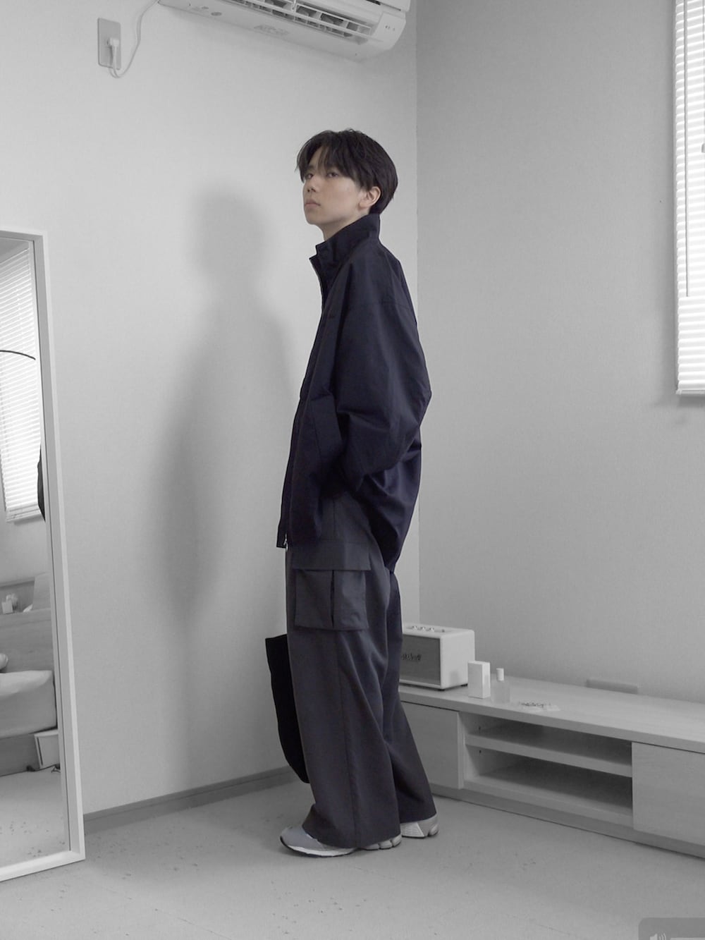 「秋服まるっと大公開、ブラック、ブラックコーデ、カーゴパンツ、ジャケット、M65、ミリタリー、グラフィックＴ、タックイン、キレイめ、お出かけコーデ、きれいめカジュアル、今日のコーデ、remer、remerコーデ」｜「remerのloose out tuck wide  cargo PT / ルーズアウトタックワイドカーゴパンツ（カーゴパンツ、グレー系）」を使った、みなりん(Minari)さん（骨格ナチュラル・メンズ・171cm）の秋コーディネートの4枚目の写真