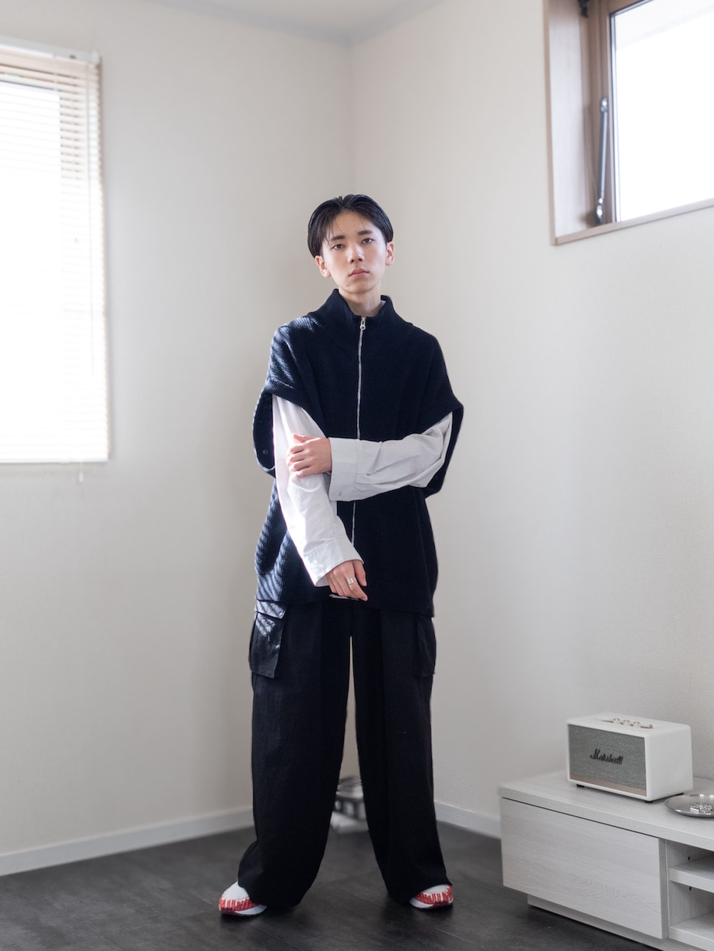 「新星WEARISTAにエントリー、WEARyouthコーデ、remer、remerコーデ、クリスマスに着たい服、マイベストコーデ2023、冬アウター、クリスマスコーデ、デートコーデ、きれいめコーデ、キレイめコーデ、カーゴパンツ、ドライバーズニット、ストリート、レイヤードスタイル」｜「NIKEのAir Max 1 Sketch to Shelf（スニーカー、ホワイト系）」を使った、みなりん(Minari)さん（骨格ナチュラル・メンズ・171cm）の冬コーディネートの2枚目の写真
