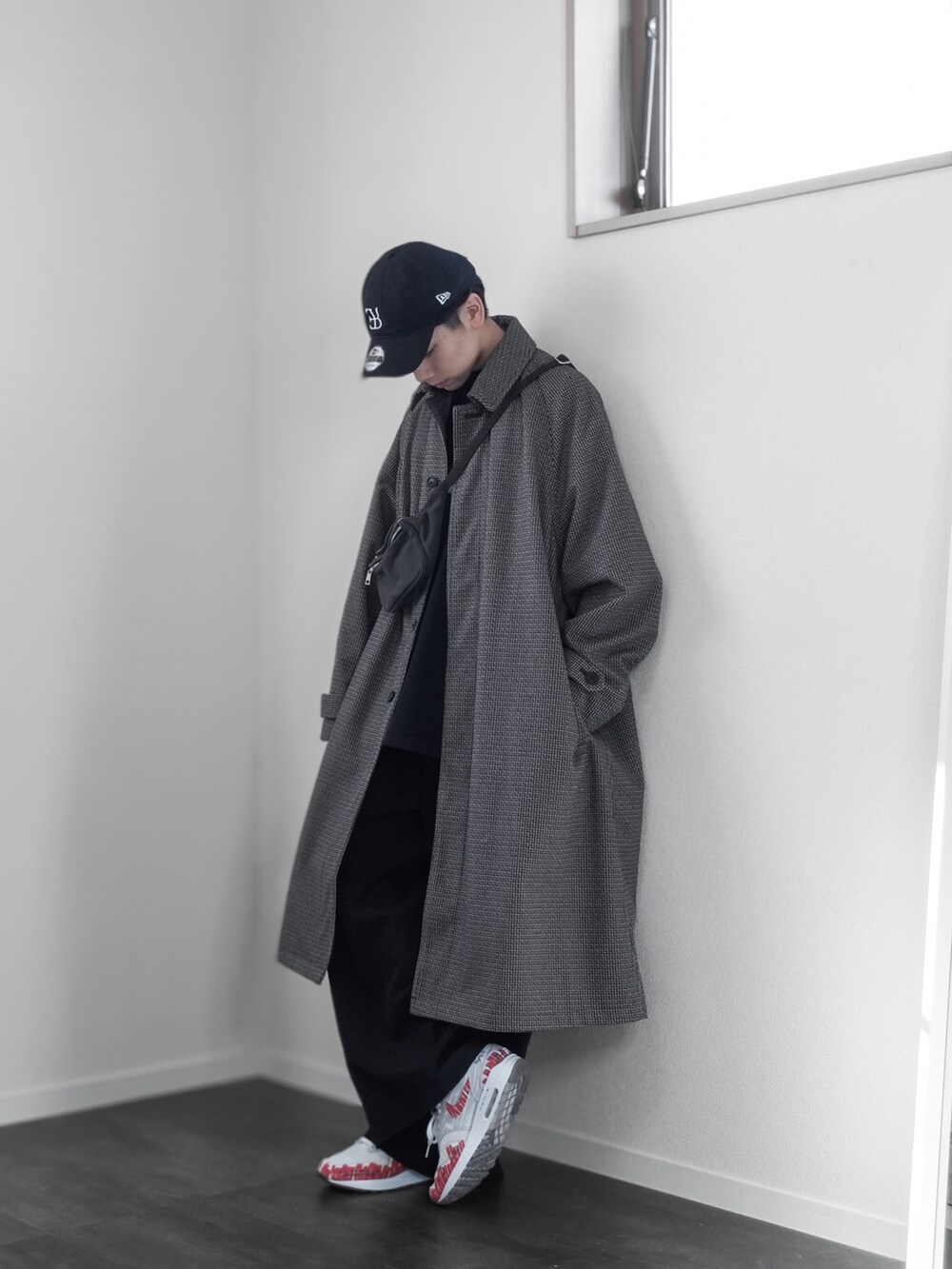 「新星WEARISTAにエントリー、WEARyouthコーデ、クリスマスに着たい服、マイベストコーデ2023、冬アウター、ロングコート、ショルダーバッグ、シンプルコーデ、きれいめコーデ、キレイめコーデ、チェック柄、クリスマスコーデ、デートコーデ、キャップ、韓国ファッション」｜「remerの【NEW ERA】9TWENTY / remer 3周年記念ニューエラコラボキャップ（キャップ、ブラック系）」を使った、みなりん(Minari)さん（骨格ナチュラル・メンズ・171cm）の冬コーディネートの3枚目の写真