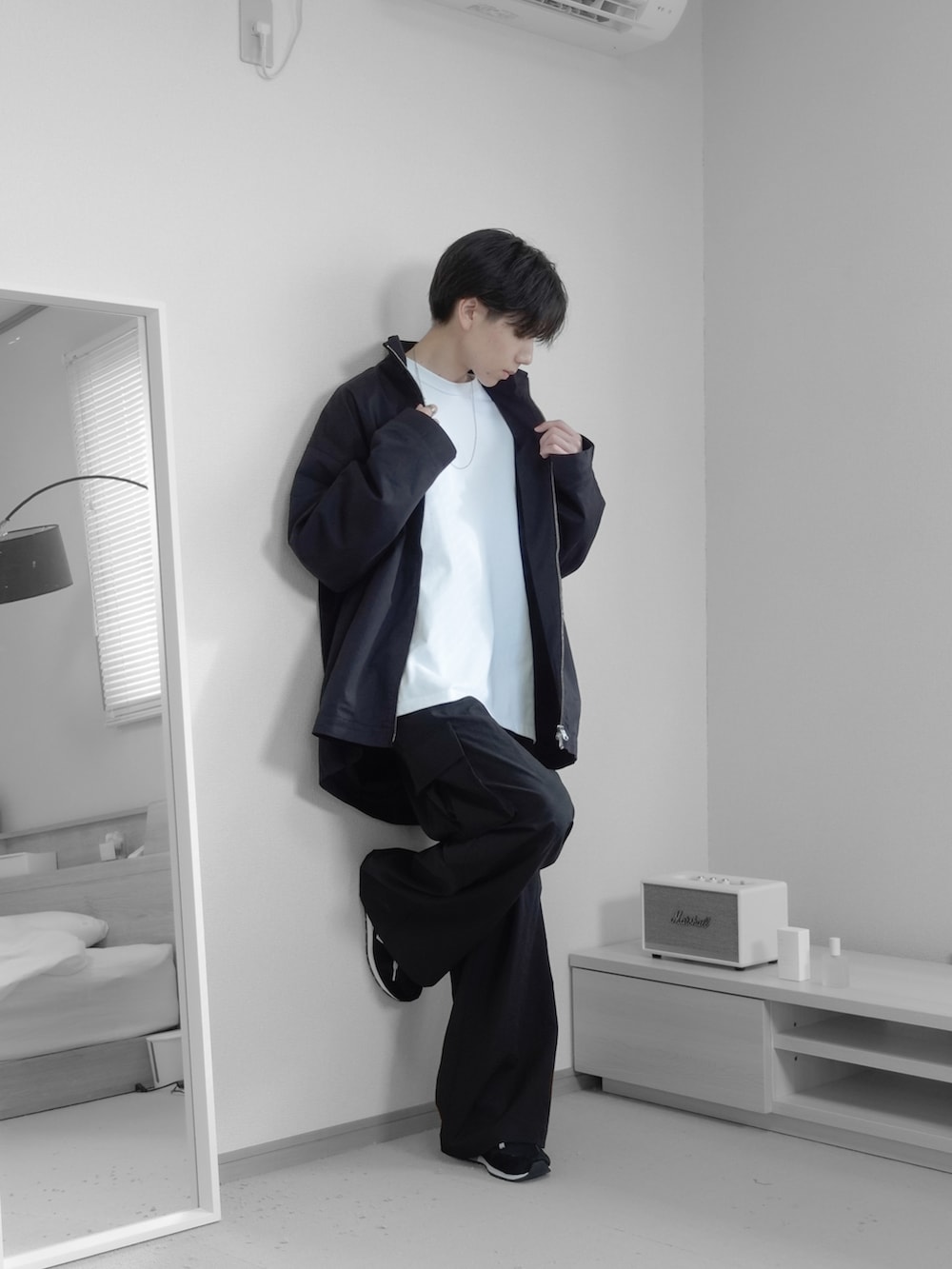 「秋服まるっと大公開、秋コーデ、ジャケット、厚底シューズ、M-65、remer、remerコーデ、ハロウィン、モノトーン、カーゴパンツ、ミリタリー、ミリタリージャケット、きれいめカジュアル、お出かけコーデ、モード」｜「remerのloose military Hi-zip over jacket / ルーズミリタリーハイジップオーバージャケット（ミリタリージャケット、ブラック系）」を使った、みなりん(Minari)さん（骨格ナチュラル・メンズ・171cm）の秋コーディネートの5枚目の写真