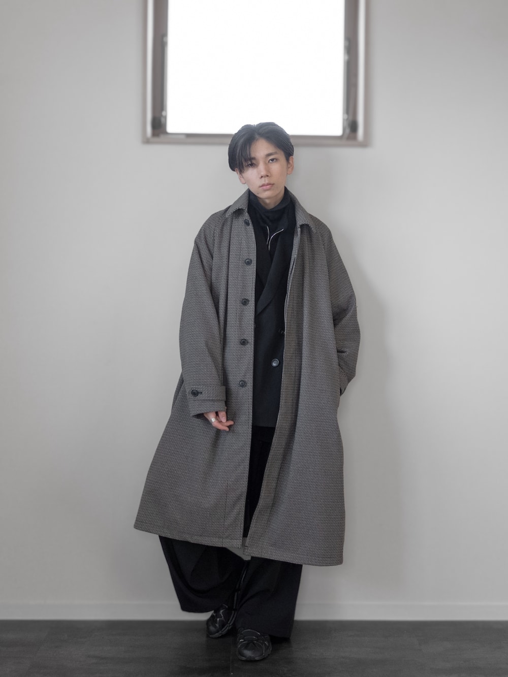「新星WEARISTAにエントリー、WEARyouthコーデ、remer、remerコーデ、クリスマスに着たい服、マイベストコーデ2023、冬アウター、ロングコート、レイヤードスタイル、韓国ファッション、チェック、休日スタイル、クリスマスコーデ、デートコーデ、きれいめコーデ」｜「remerのloose UNKNOWN double tailored jacket / ルーズアンノウンダブルテーラードジャケット(half sleeve)（テーラードジャケット、ブラック系）」を使った、みなりん(Minari)さん（骨格ナチュラル・メンズ・172cm）の冬コーディネートの3枚目の写真