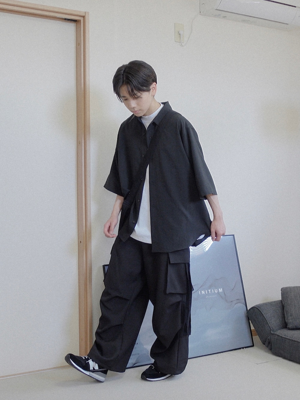 「お出かけコーデ日記、春夏コーデ、おしゃれさんと繋がりたい、休日スタイル、シンプル、ビッグシルエット、remer、remerコーデ、remer_outfit、スニーカーコーデ、きれいめカジュアル、モノトーン、モノトーンコーデ、カジュアルコーデ、シンプルスタイル」｜「remerのloose basic mock neck Tee / ルーズベーシックモックネックT（Tシャツ/カットソー、ホワイト系）」を使った、みなりん(Minari)さん（骨格ナチュラル・メンズ・171cm）の春コーディネートの5枚目の写真